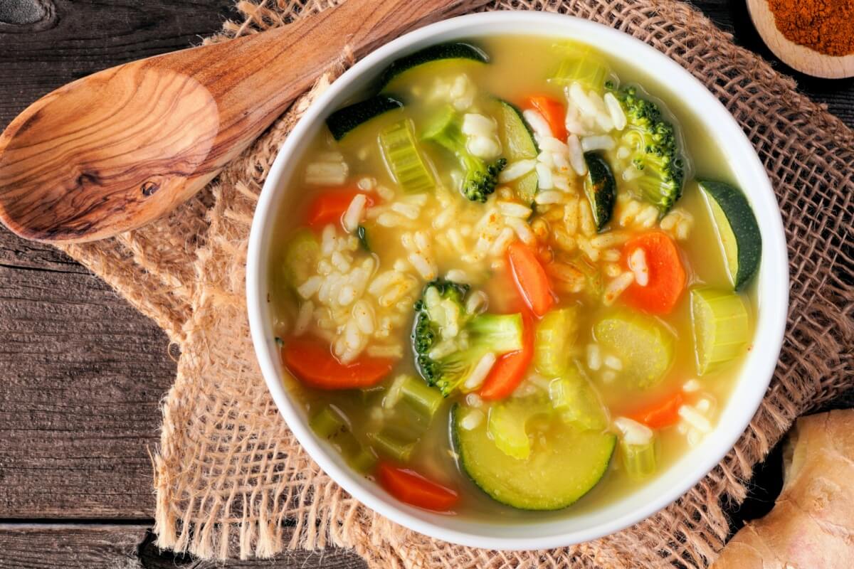 Sopa detox de legumes com arroz (Imagem: JeniFoto | Shutterstock)