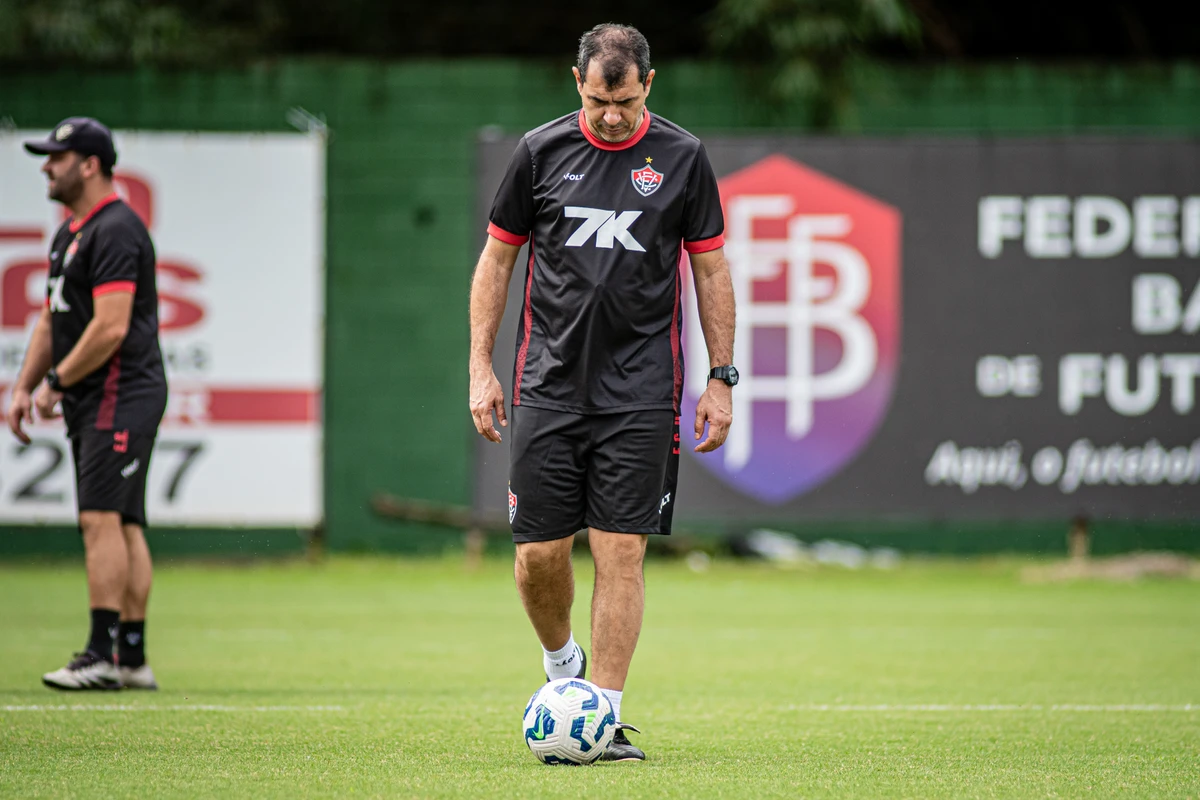 Elenco do Vitória treinando para a partida contra o Botafogo 