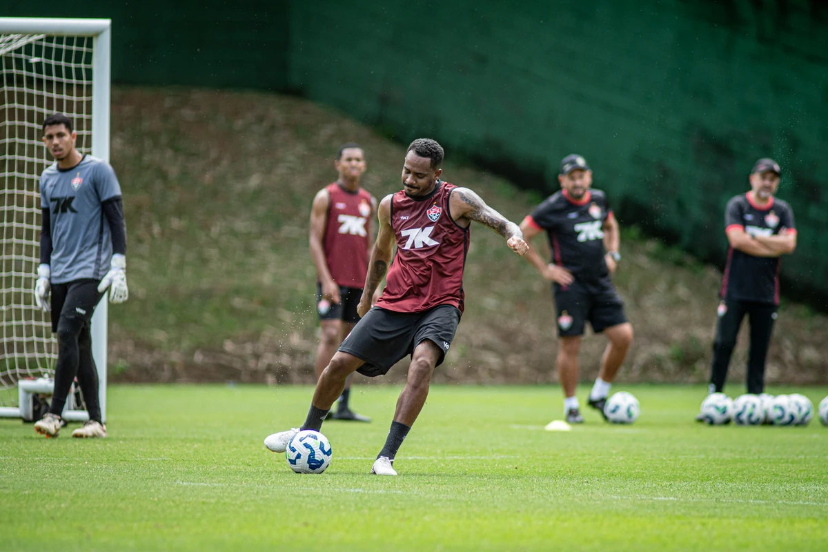 Elenco do Vitória treinando para a partida contra o Botafogo  por Victor Ferreira/EC Vitória 