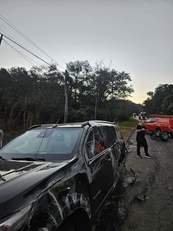 Fabiano capota carro após show e assusta fãs por Reprodução