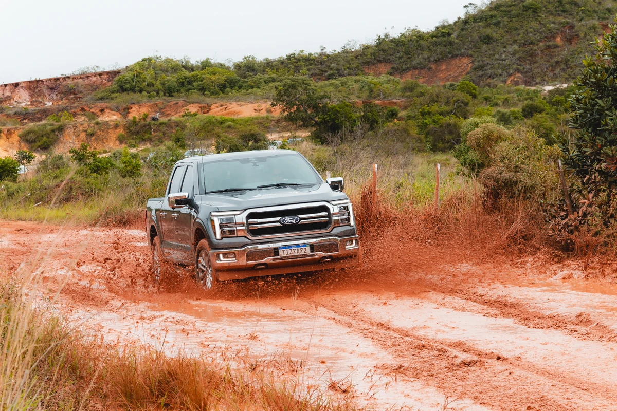 A luxuosa Ford F-150 encarando a lama por Lucas Cavalcante/ Divulgação