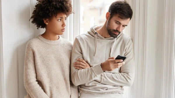 Ignorar o parceiro pelo celular é chamado de 'phubbing'