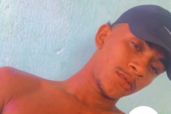 João Vitor, de 23 anos, é procurado pela família por Acervo pessoal
