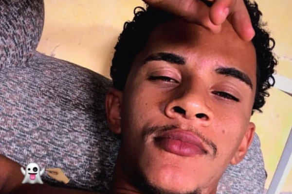 João Vitor, de 23 anos, é procurado pela família por Acervo pessoal
