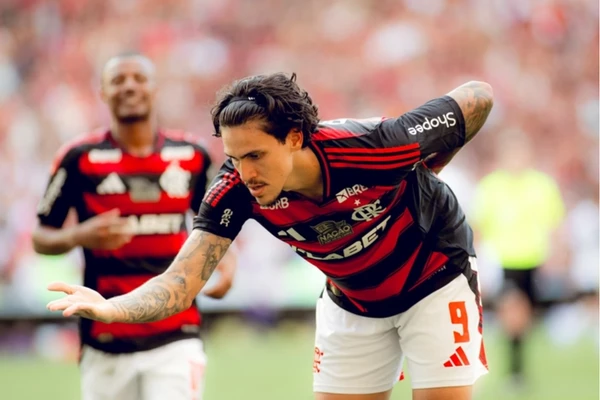 Pedro celebrando gol pelo Flamengo