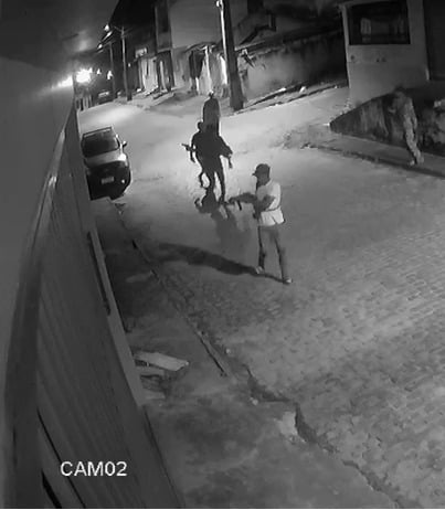 Traficantes do CV disparam nas ruas de Camamu por Reprodução