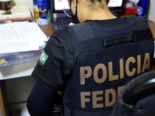 Imagem - Dois homens são presos após serem flagrados recebendo pacote de dinheiro falso nos Correios na Bahia