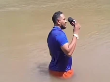 Imagem - Vídeo: Repórter pisa em corpo no rio ao fazer matéria sobre afogamento