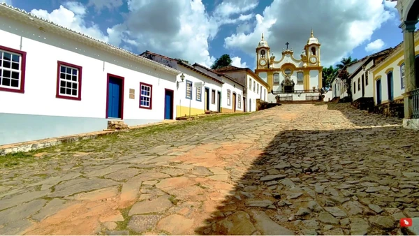 Aqui, o cheiro de café fresco se mistura ao sabor do pão de queijo enquanto a história do Brasil é contada em cada esquina