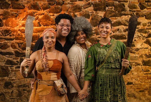 As protagonistas com o diretor Elísio Lopes Junior por Divulgação Caio Lírio