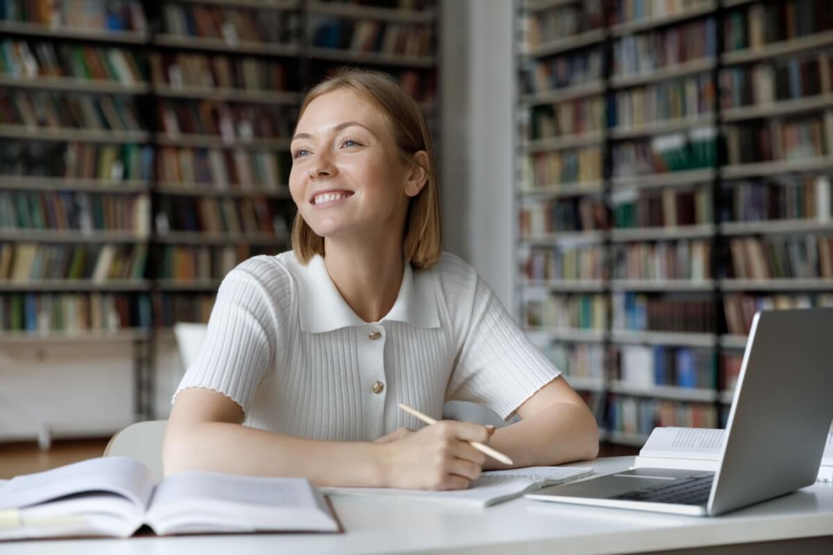 Aprender com estratégia faz toda a diferença na hora da prova (Imagem: fizkes | Shutterstock)