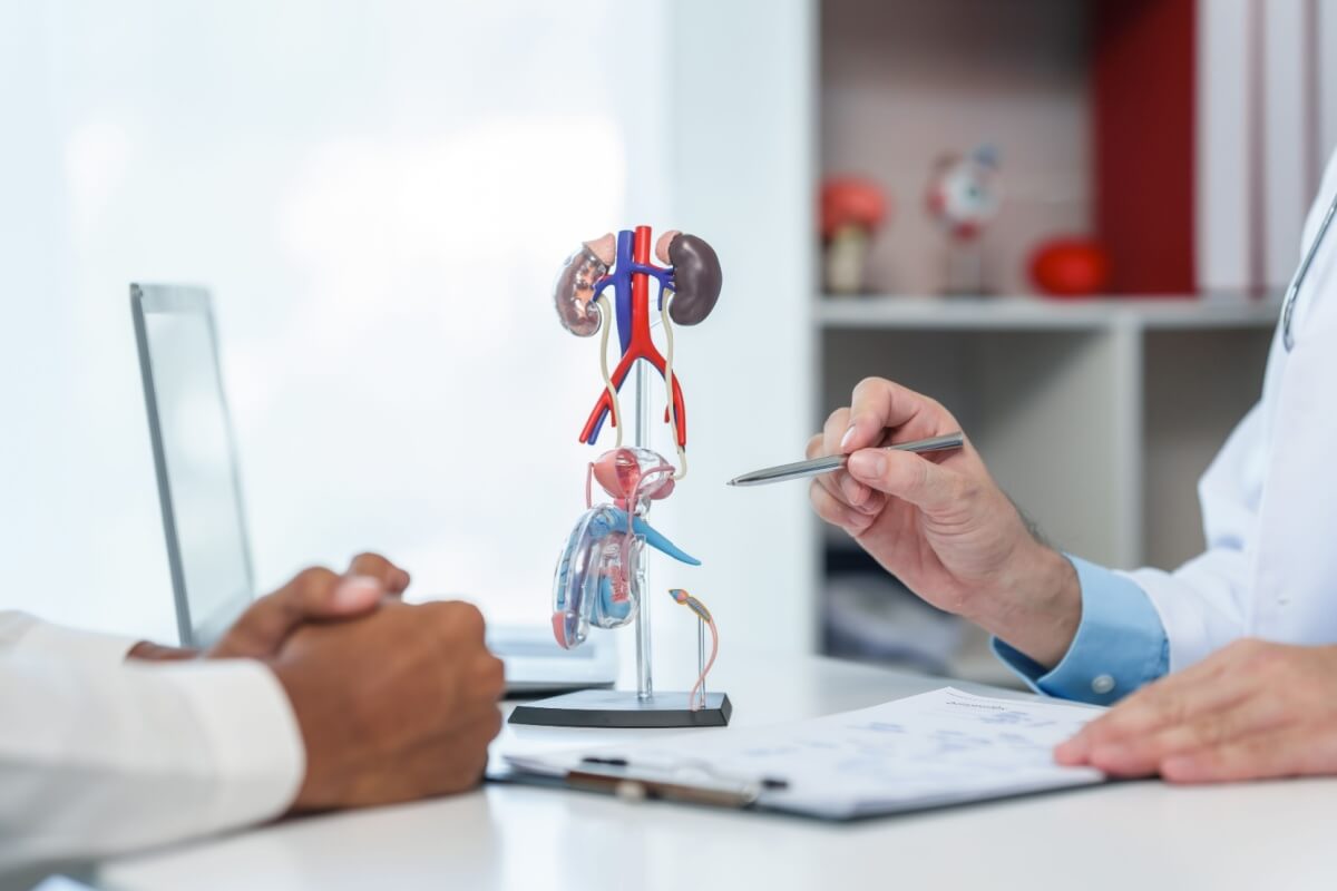 Dia Nacional do Homem reforça a importância do autocuidado masculino para a prevenção de doenças graves (Imagem: R Photography Background | Shutterstock)
