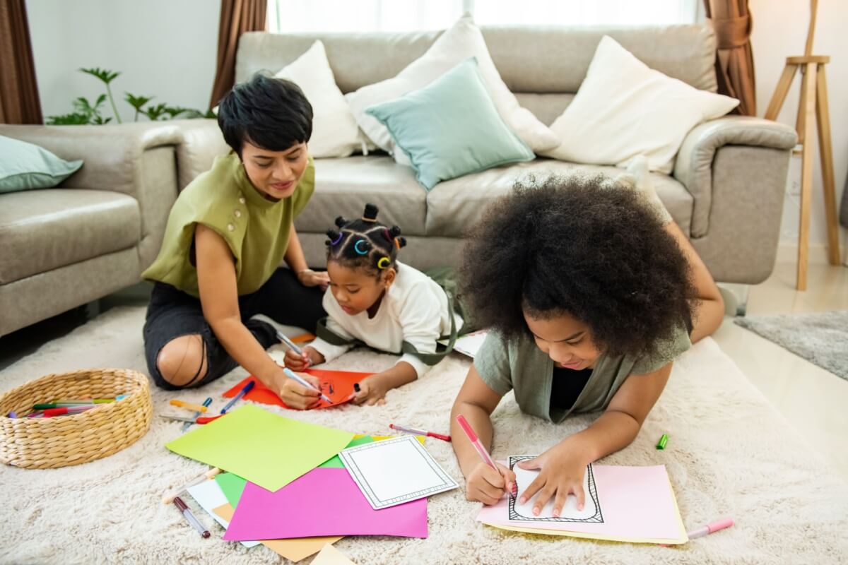 O tempo livre das férias também pode ser usado para revisar conteúdos com calma e sem pressão (Imagem: CandyRetriever | Shutterstock)