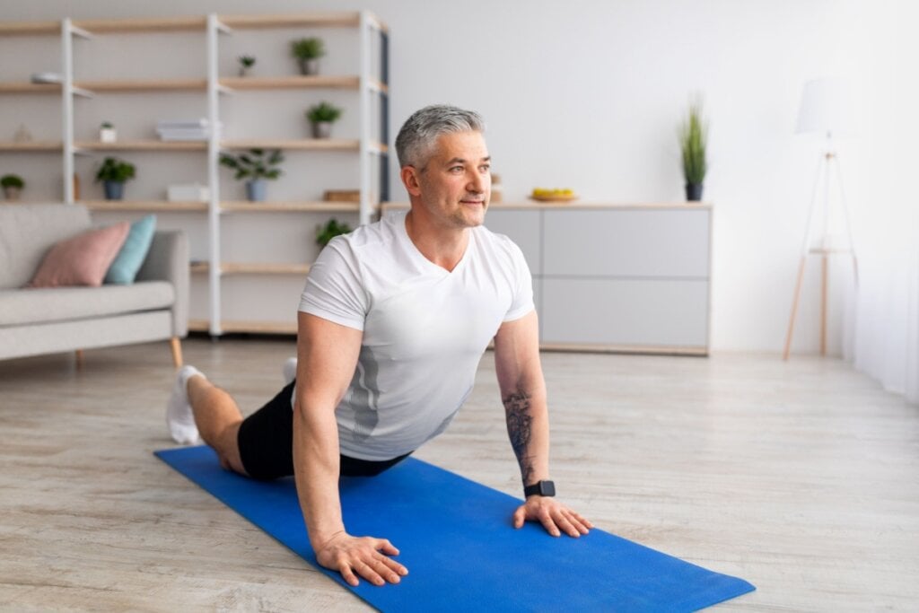 O yoga busca reorganizar o corpo para que ele volte a funcionar de forma eficiente (Imagem: Prostock-studio | Shutterstock)