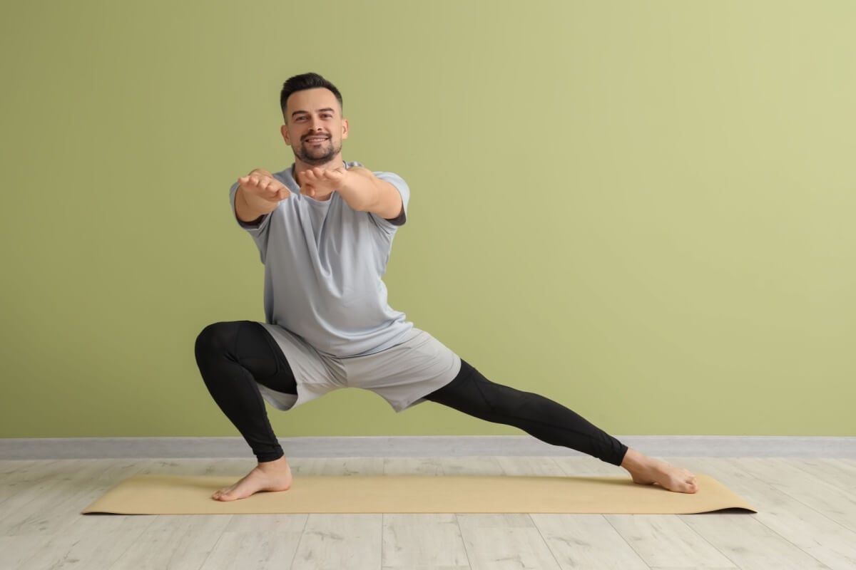 O yoga tem benefícios à saúde do homem que vão muito além da flexibilidade (Imagem: Pixel-Shot | Shutterstock)