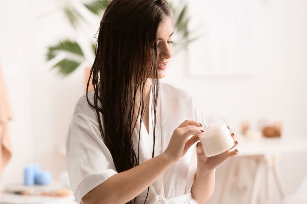 Para prolongar o efeito do liso laminado, é essencial manter uma rotina de nutrição e proteção dos fios (Imagem: Aquarius Studio | Shutterstock)