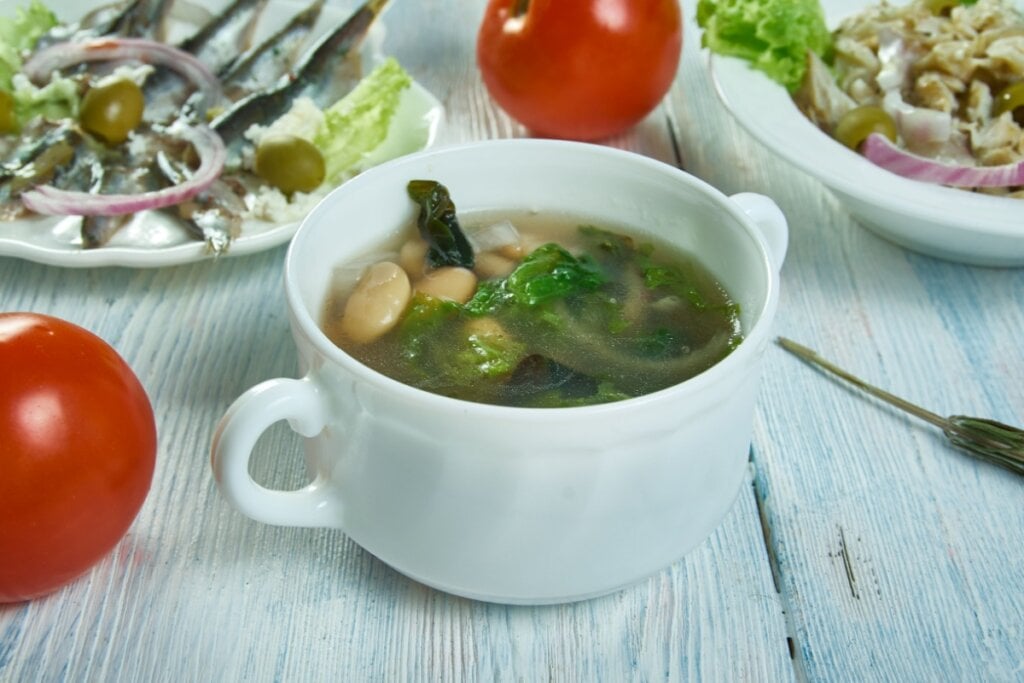 Sopa de escarola com feijão-branco (Imagem: Fã | Shutterstock)
