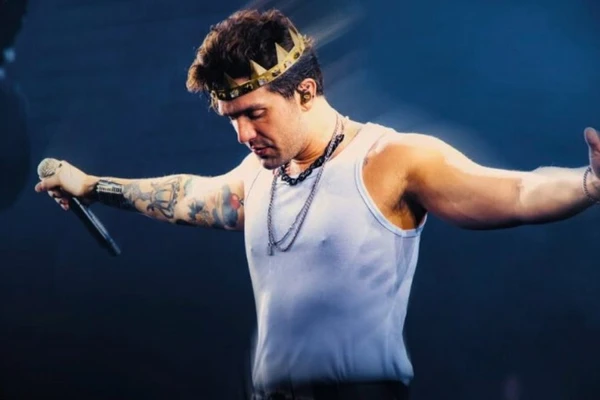Luan morde calcinha no palco e gera polêmica por Reprodução