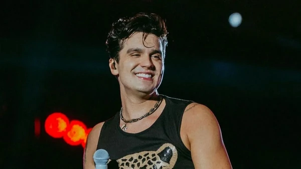 Luan morde calcinha no palco e gera polêmica por Reprodução