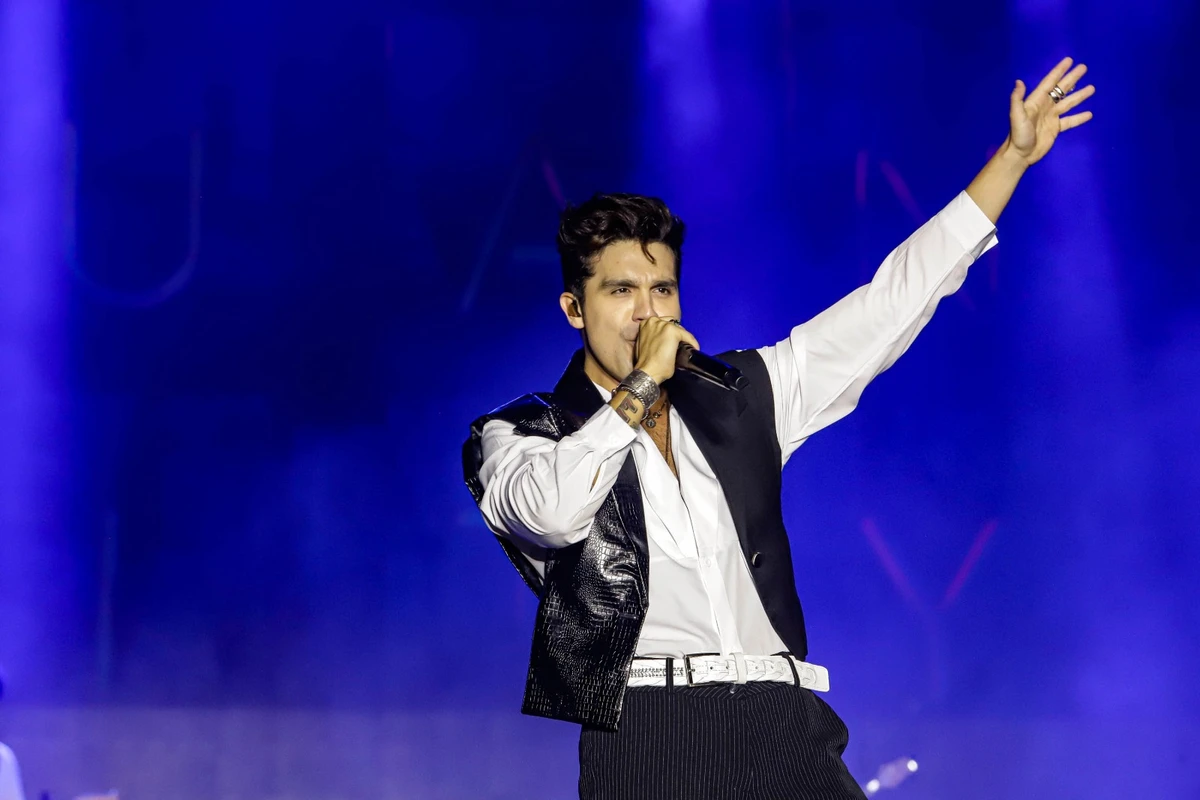 Luan morde calcinha no palco e gera polêmica por Reprodução