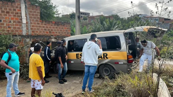 Motorista desviou de moto e colidiu contra casa