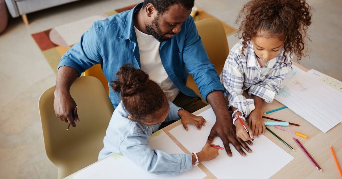 Integrar o idioma de maneira lúdica no dia a dia das crianças durante as férias torna o aprendizado mais fácil (Imagem: SeventyFour | Shutterstock)