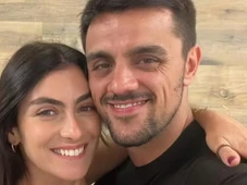 Imagem - Felipe Simas comemora após esposa largar carreira 'para construir uma família unida'