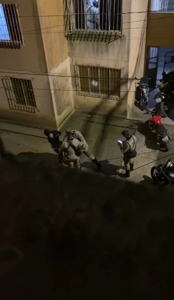 Agressor deu tapa na cara de mulher durante a ação por Reprodução