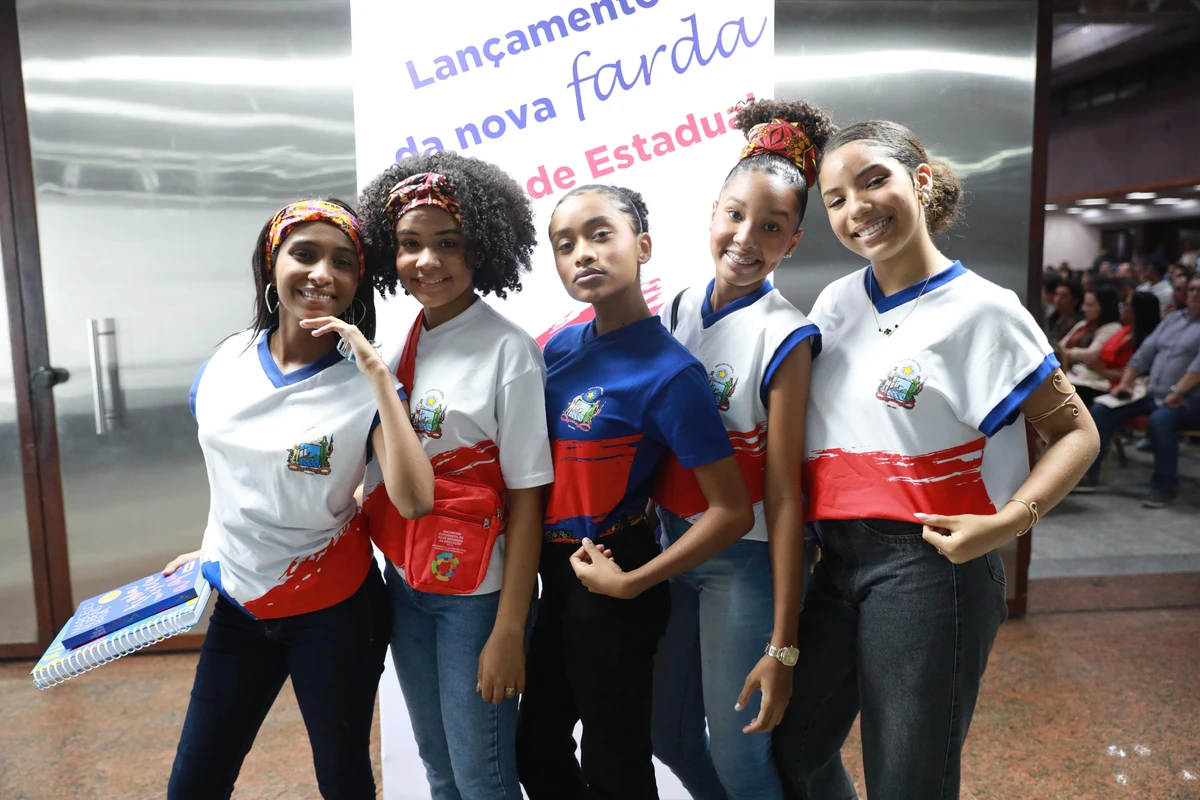 As duas versões da farda por Emerson Santos
