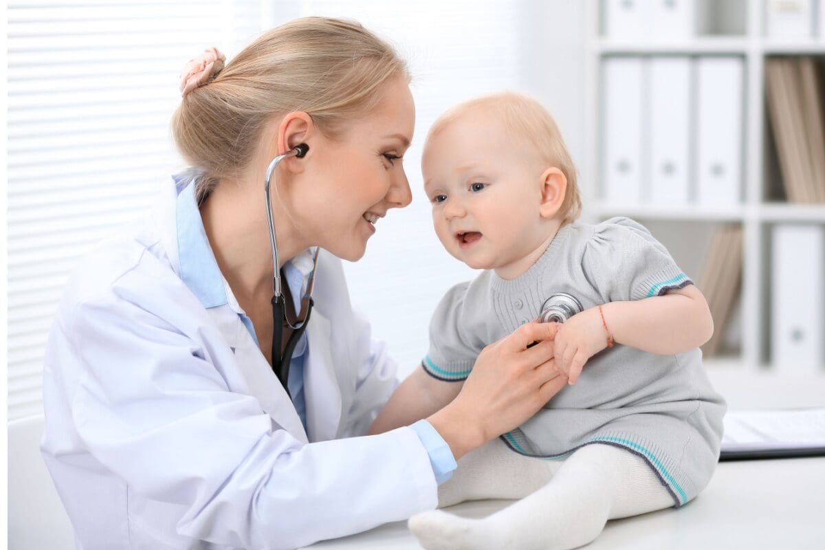 A tosse em bebês precisa de atenção para evitar complicações graves (Imagem: Andrei_R | Shutterstock)