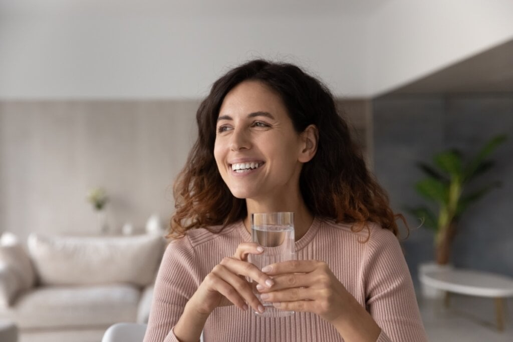 Alimentação equilibrada e ingestão de líquidos preservam a integridade das unhas (Imagem: fizkes | Shutterstock)