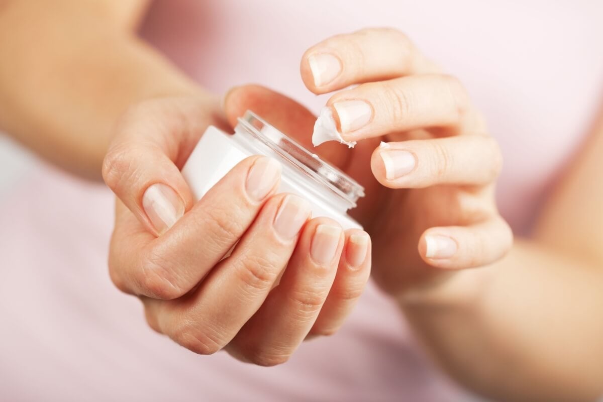 Cuidados diários ajudam a manter as unhas saudáveis no inverno (Imagem: Olga Miltsova | Shutterstock)