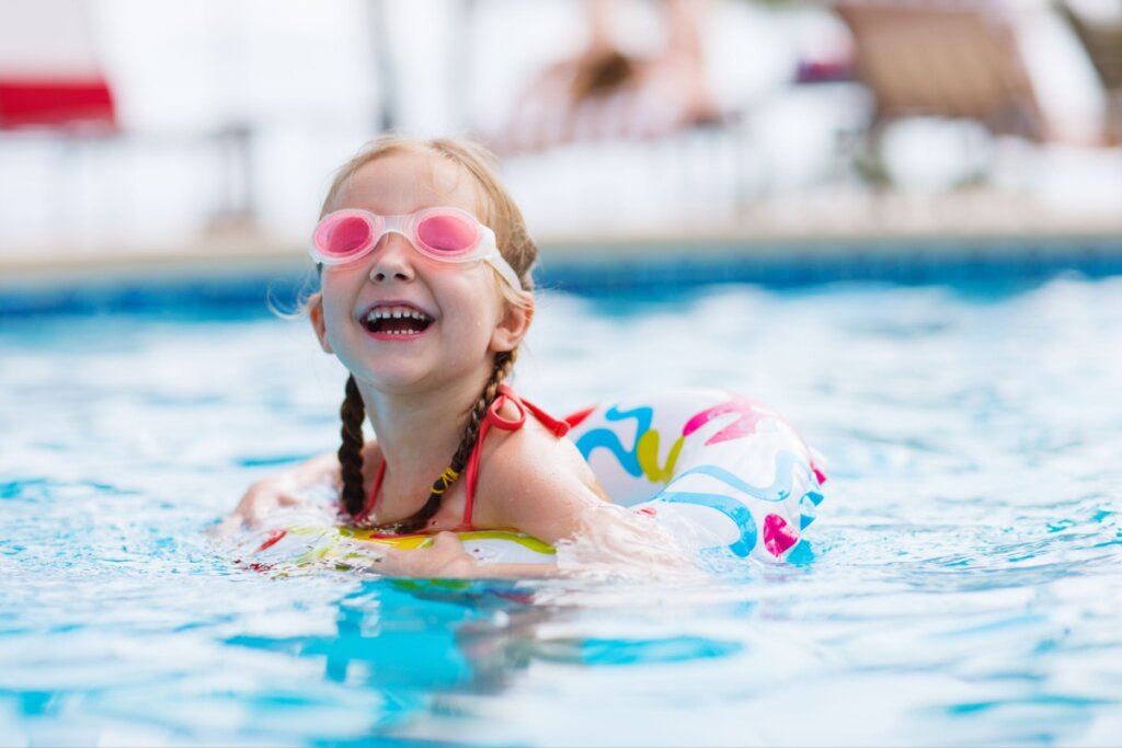 Durante brincadeiras na piscina, é importante que a criança use os óculos de natação (Imagem: BlueOrange Studio | Shutterstock)