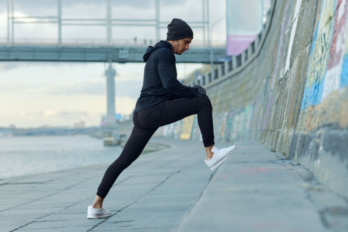 Durante o inverno, manter uma rotina de exercícios físicos é ainda mais essencial (Imagem: Dean Drobot | Shutterstock)