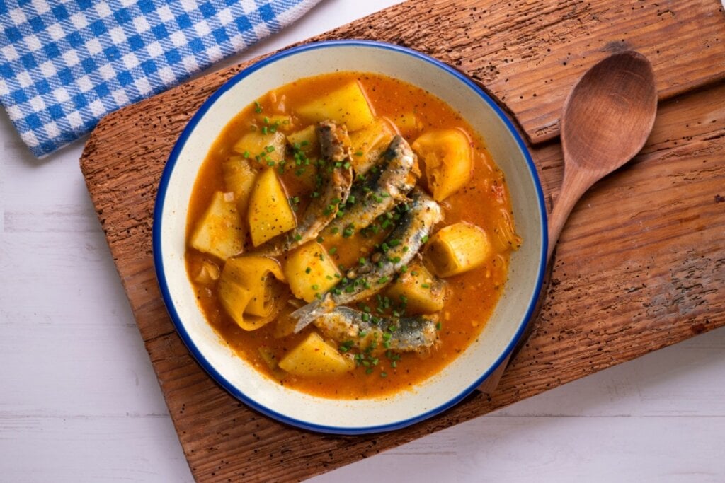 Ensopado de sardinha fresca com batatas e alho-poró (Imagem: Lecker Studio | Shutterstock)