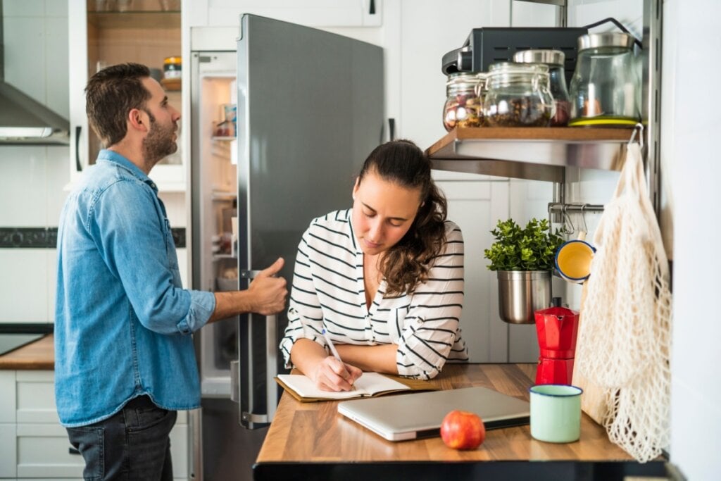 Fazer uma lista de compras baseada em um cardápio semanal ajuda a evitar desperdícios (Imagem: Manu Padilla | Shutterstock) 