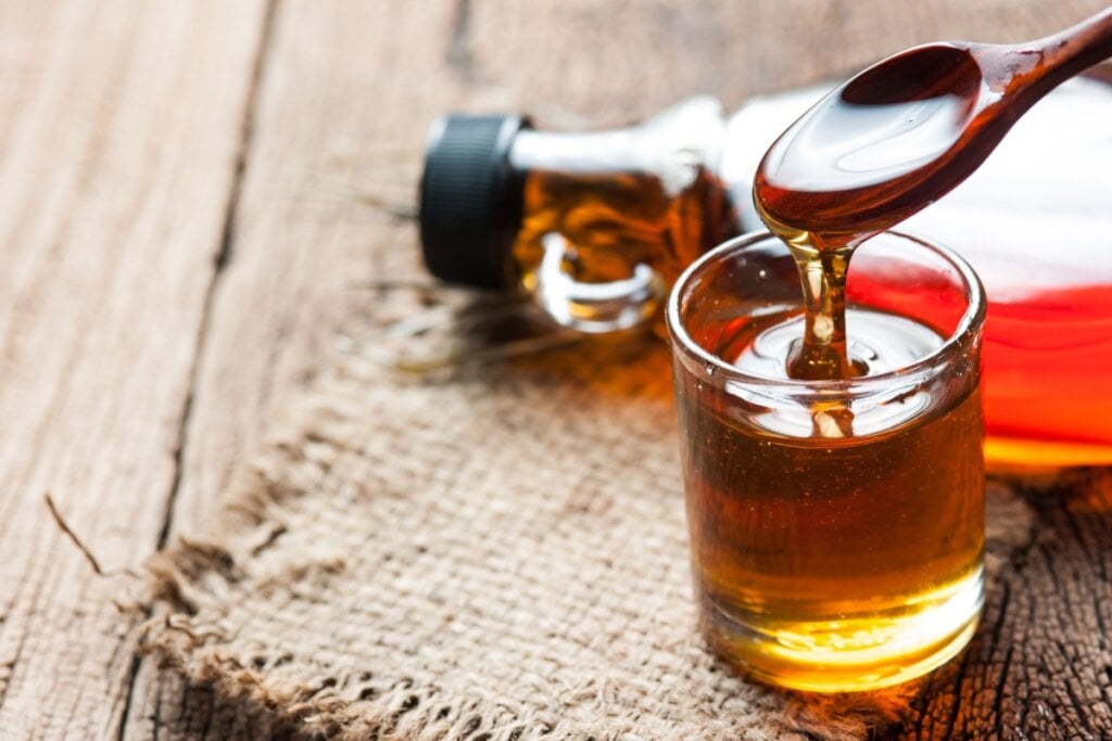 Os xaropes podem causar efeitos adversos perigosos nos bebês (Imagem: showcake | Shutterstock)