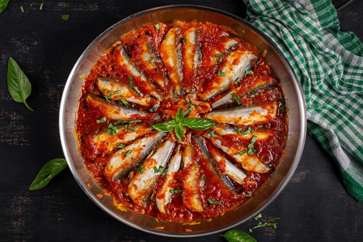 Sardinhas frescas ao molho de tomate com ervas (Imagem: Timolina | Shutterstock)
