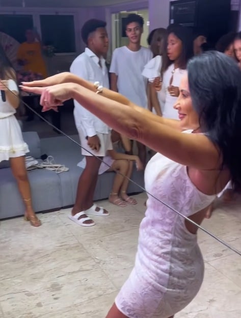 Filha de Scheila Carvalho celebra 15 anos com festa luxuosa por Reprodução/Instagram