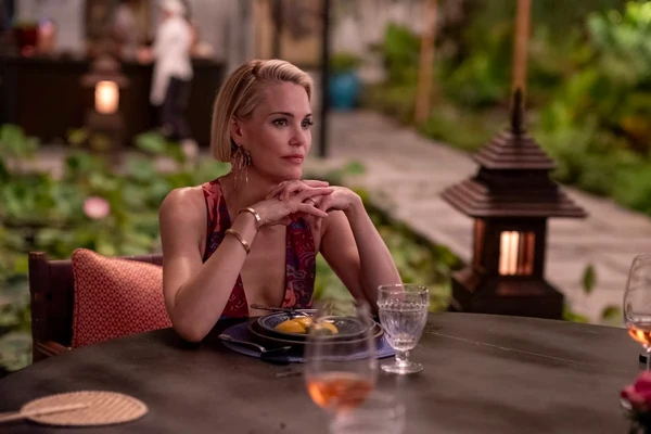 Leslie Bibb em White Lotus por Reprodução