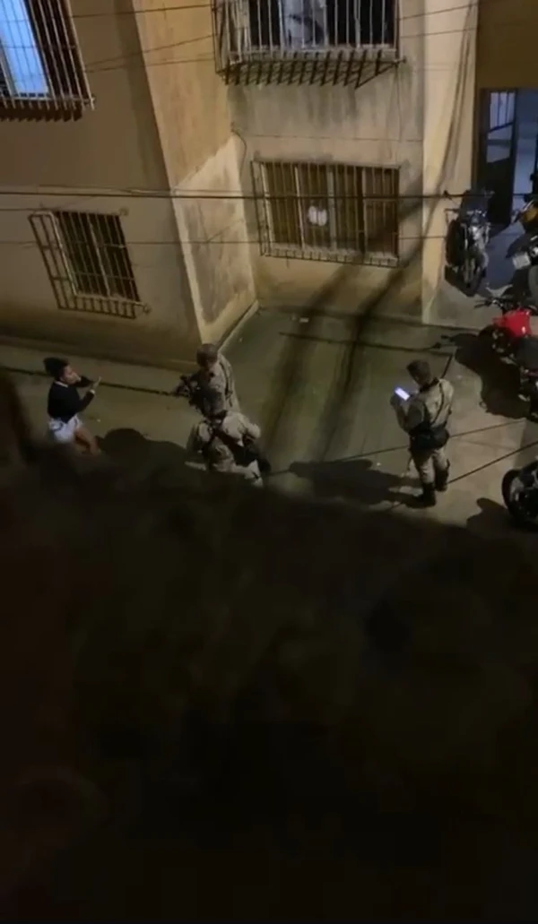 Mulher foi expulsa do local pelo agressor  por Reprodução