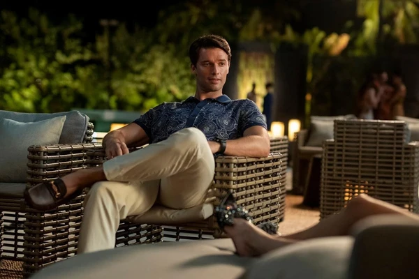 Patrick Schwarzenegger em cena de The White Lotus por Reprodução
