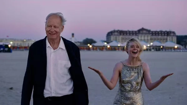 Stellan Skarsgård e  Elle Fanning em "Sentimental Value" por Reprodução