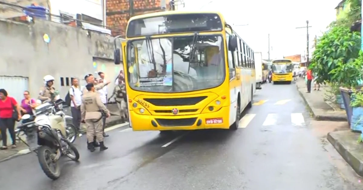 Imagem - Homem tenta assaltar ônibus, mas é morto a tiros por passageiro em Salvador