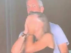 Imagem - VÍDEO: chefe é flagrado com amante do RH em câmera do beijo no show do Coldplay e se desespera