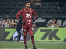 Imagem - Entre altos e baixos na temporada, Lucas Arcanjo é o goleiro com mais defesas no Brasileirão