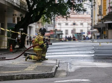 Imagem - Pelo menos 20 prédios foram interditados depois de incêndio no Comércio