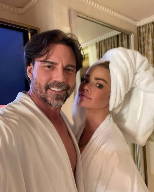 Aaron Phypers e Denise Richards por Reprodução/Instagram