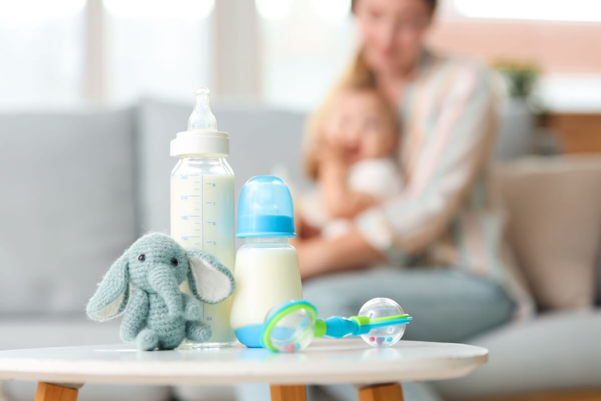 A doação de leite materno salva vidas de milhares de recém-nascidos (Imagem: Pixel-Shot | Shutterstock)