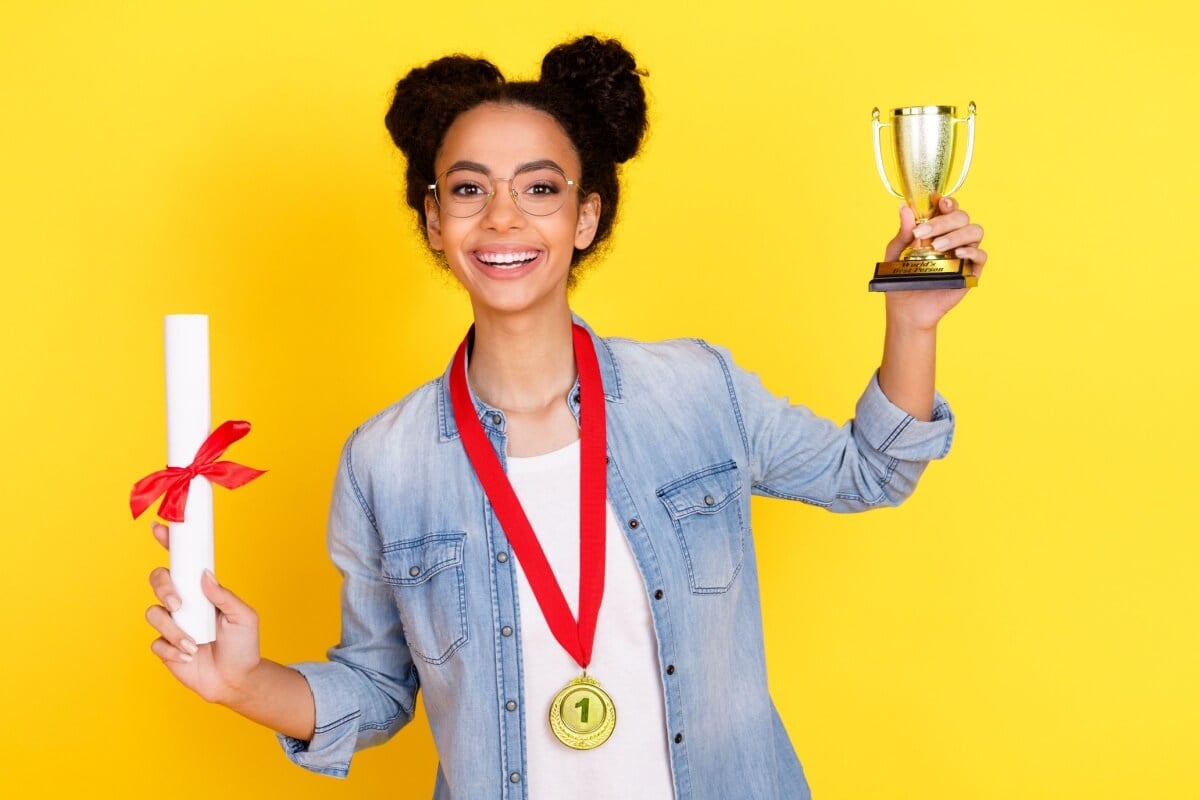 As Olimpíadas Científicas têm aberto portas para os estudantes (Imagem: Roman Samborskyi | Shutterstock)